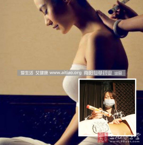 足三里穴是位于外膝的下3寸、脛骨外側(cè)一橫指左右的位置，艾灸10-15分鐘即可，需堅持一段時間，很快可以看到祛濕的效果。